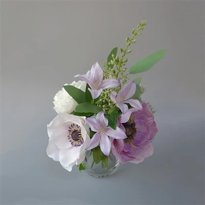 Sztuczna kompozycja kwiatowa z pojemnikiem