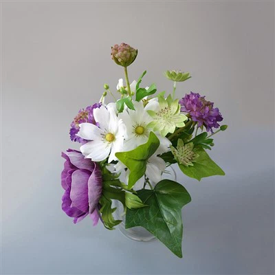 Gotowe dekoracje ze sztucznych kwiatów